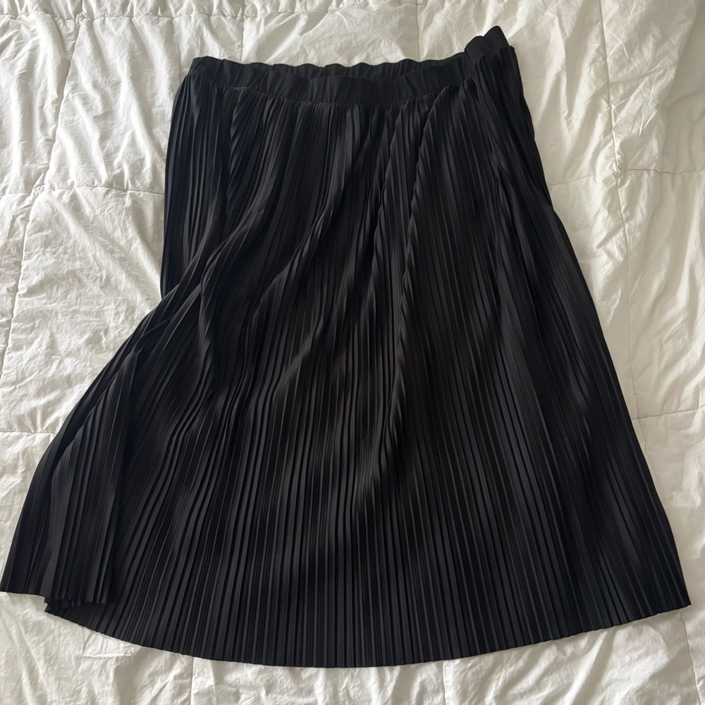 H&M Black A-Line Pleated Skirt